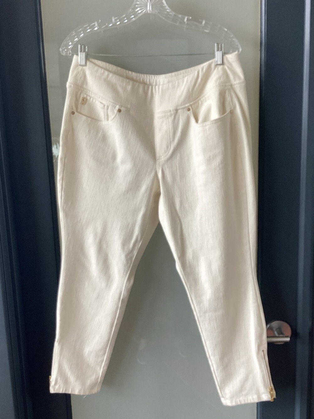 Pull on jeans with zipper details